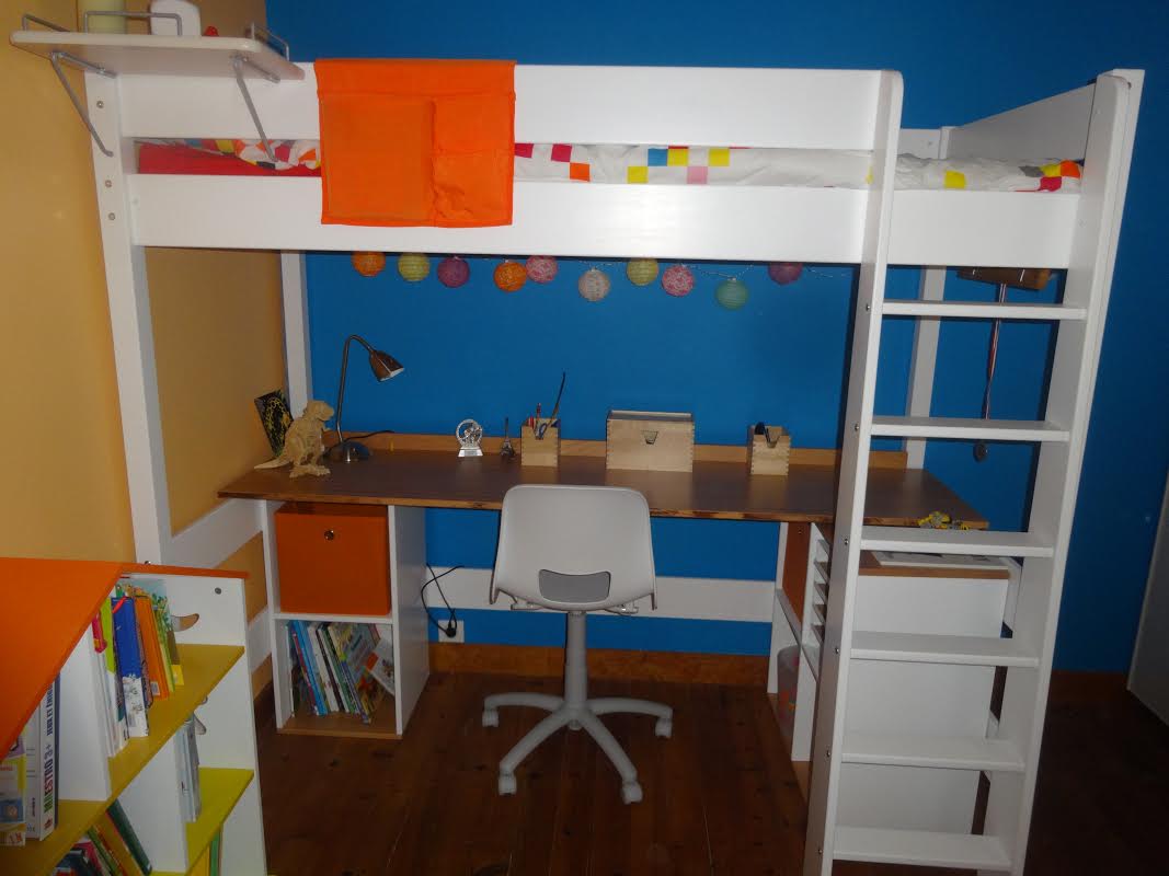 Das Kinder Hochbett Clay mit Schreibtisch und Würfelregale